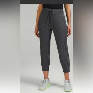 EUC Ready to Rulu High-Rise Cropped Jogger Heathered Raceway Grey/Black Size 8